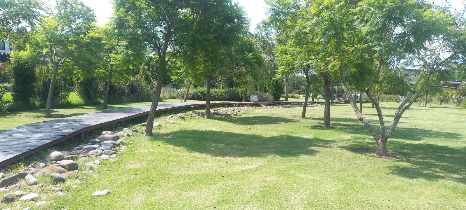 Parque con deck de madera y piedras